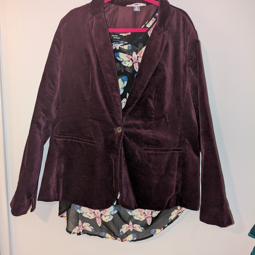 Women's Velvet Jacket in Rich Burgundy - Picture 6 of 6